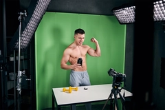 Image Athletic young man recording video for bodybuilding vlog