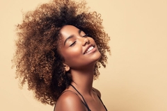 Image woman with curly hair