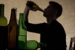Image teenager drinking beer