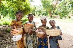 Image School kids in Africa holding vegetables