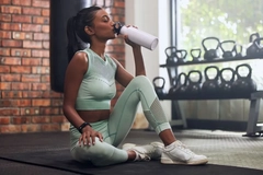Image woman in the gym hydrating