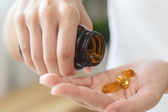 Image Person taking omega-3 supplements