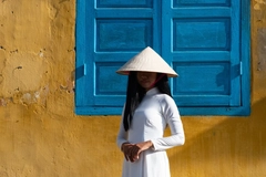 Image Woman with a traditional Vietnamese hat standing in the street