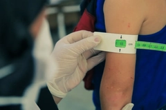 Image woman checking child malnutrition