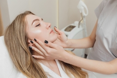 woman in aesthetic clinic