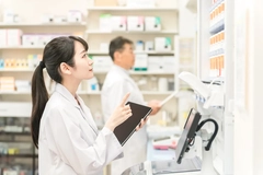 Image Woman checking supplements in store