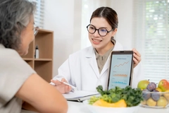 Doctor giving patient nutrition advice