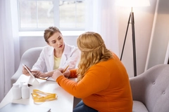 Image Nutritionist gives food advice to patient