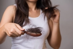 Image Person with hair shedding.