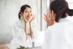 Image woman applies makeup