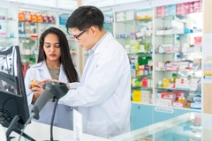 Image Employees in supplement shop
