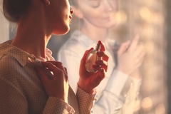 Image woman spritzes perfume