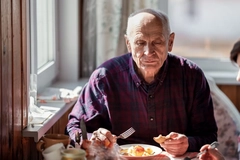 Image Elderly man eating lunch