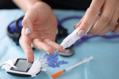 Image woman with diabetes checking her blood