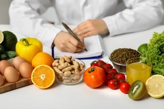 Doctor planning healthy diet