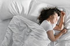 Image woman sleeping in her bed