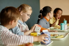 Image children eating lunch in school