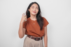 Image Person with perfume.