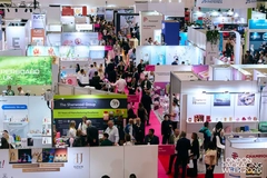 Image busy tradeshow floor