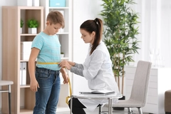 Child with obesity visits doctor