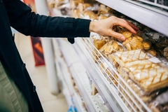 Image Person buys cookies in flexible packaging