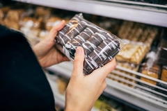 Image Person holds cookies in flexible packaging