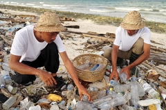Image indonesia, waste pickers, informal waste management, picking up waste for recycling, asia, ocean pollution