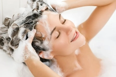 Image woman washing hair