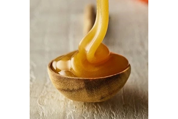 Image Honey in a spoon.