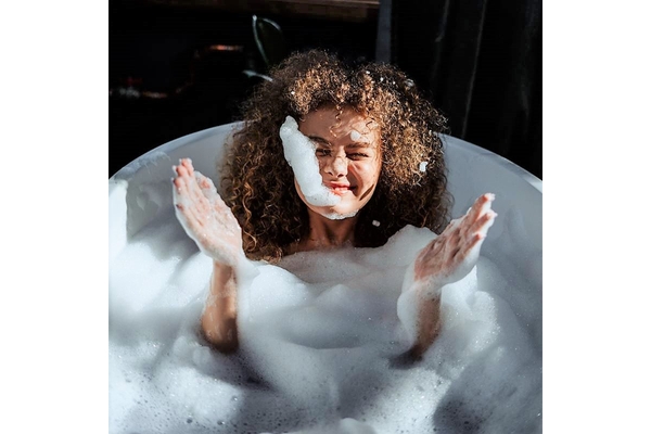 Image woman in bubble bath tub