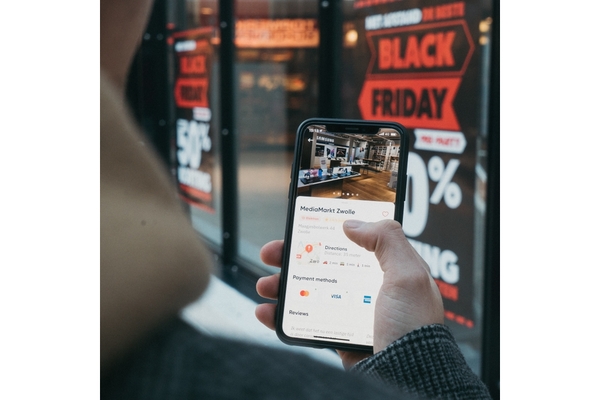 Image Person shopping online during black friday