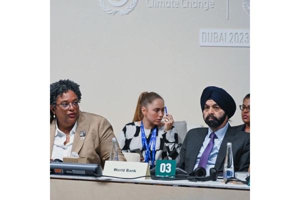Image COP28 decision-makers sitting at table.
