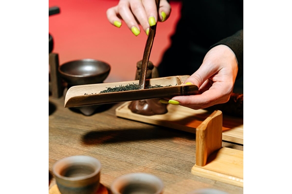 Image Tea Leaves on a Piece of Bamboo