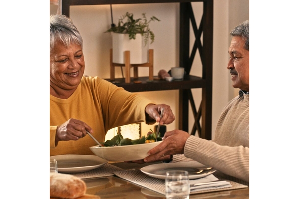 Image Man and woman eating a healthy meal.