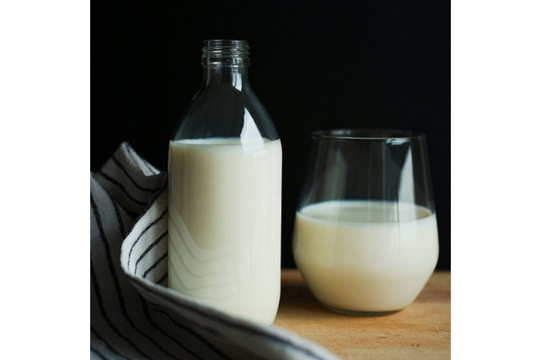 Image A glass of milk and a bottle of milk are put together.