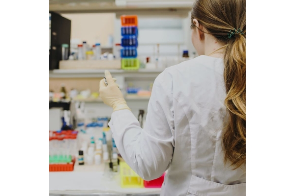 Image Woman working in laboratory.