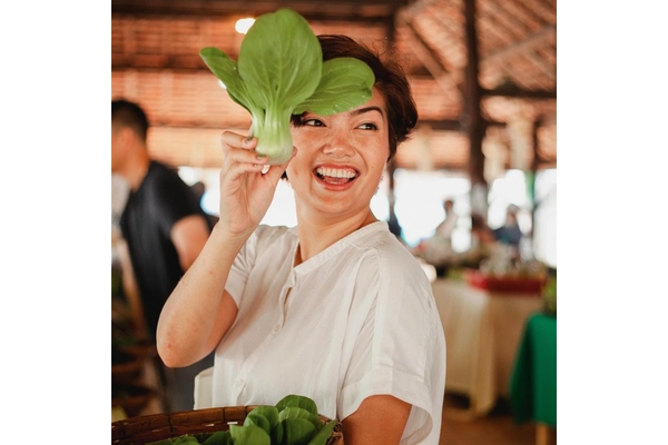 Image Woman happy eating salad