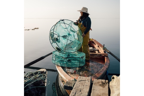 Image Women fisher about to cast her net