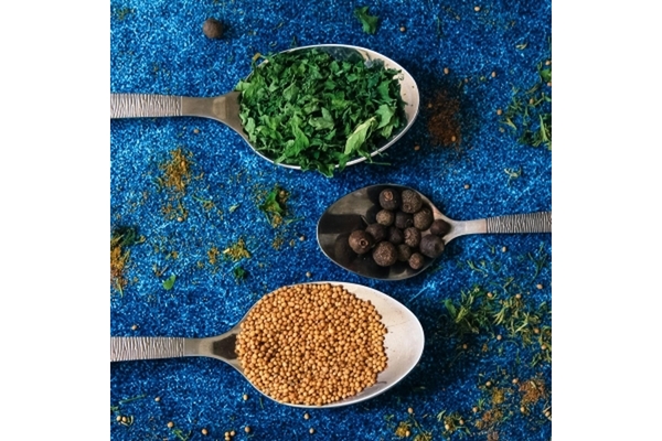 Image Spices on spoons.
