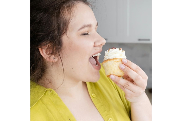 Image Woman enjoys dessert fructose blood glucose