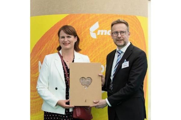 Mondi CEOs holding corrugated packaging.