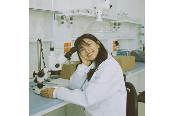 Image Woman scientist at her desk