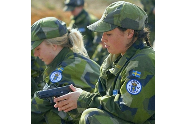 Image Swedish military woman in training