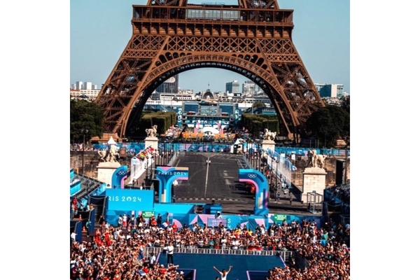 Image Eiffel tower and visitors to the Paris 2024 Olympic Games.