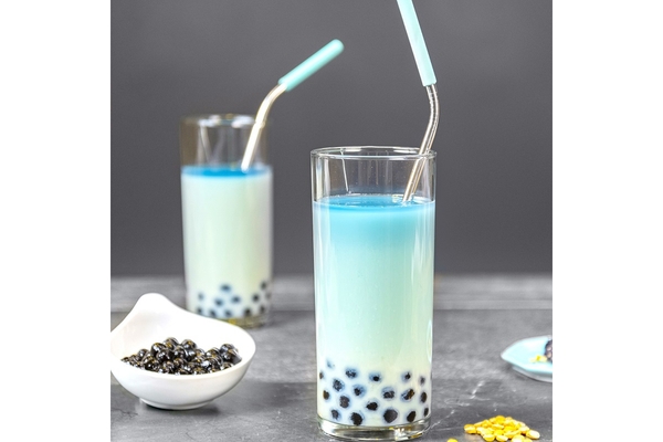 Image two glasses of blue milk tea.