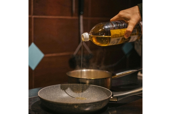 Image Cooking oil.