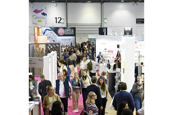crowd walking between booths at tradeshow