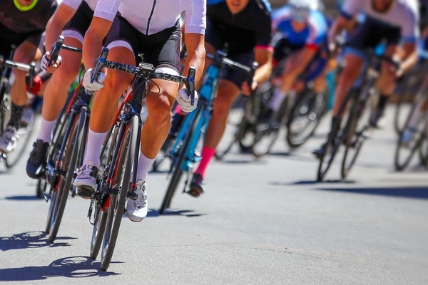 Image A bike race with many competitors.