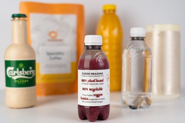 Image Smoothie, beer, water and juice in plant-based plastic bottles.