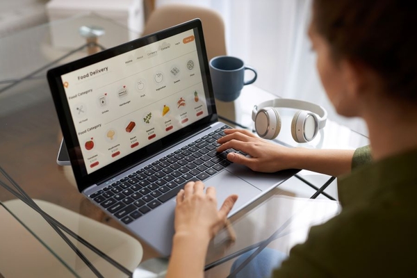 Image person shopping for groceries online.